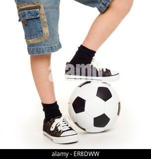 I piedi calzati in sneakers e pallone da calcio studio isolato Foto Stock