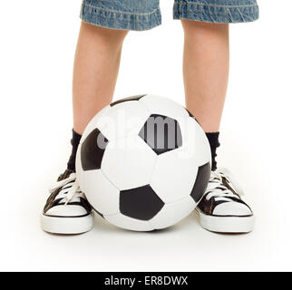 I piedi calzati in sneakers e pallone da calcio studio isolato Foto Stock