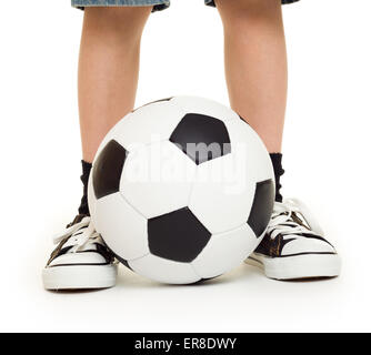 I piedi calzati in sneakers e pallone da calcio studio isolato Foto Stock