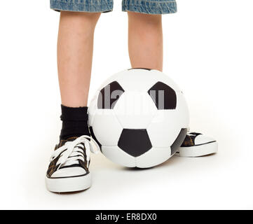 I piedi calzati in sneakers e pallone da calcio studio isolato Foto Stock