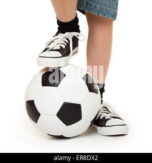 I piedi calzati in sneakers e pallone da calcio studio isolato Foto Stock