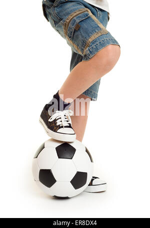 I piedi calzati in sneakers e pallone da calcio studio isolato Foto Stock