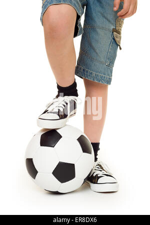 I piedi calzati in sneakers e pallone da calcio studio isolato Foto Stock