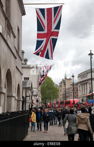 I visitatori a piedi lungo il marciapiede alla sfilata delle Guardie a Cavallo su Whitehall - London REGNO UNITO Foto Stock