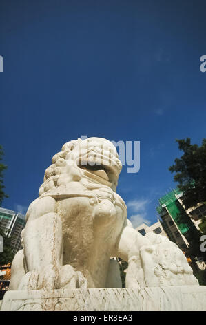 Marmo bianco cinese di Lion e cielo blu Foto Stock