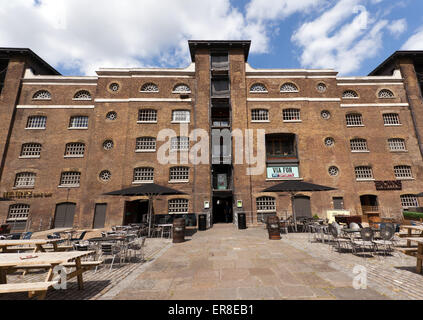 Magazzino convertito si affaccia su West India Quay, alloggi Henry's Café Bar e Browns Bar e Brasserie Foto Stock