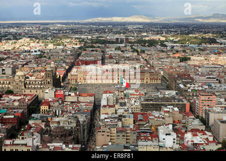 Angolo di alta vista della Cattedrale Metropolitana e il Palazzo Nazionale a Zocalo Foto Stock