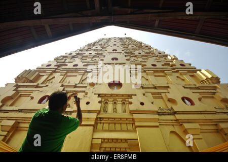 Un uomo foto di scatto per il tetto dorato del tempio Sangkhlaburi nell ovest della Thailandia Foto Stock