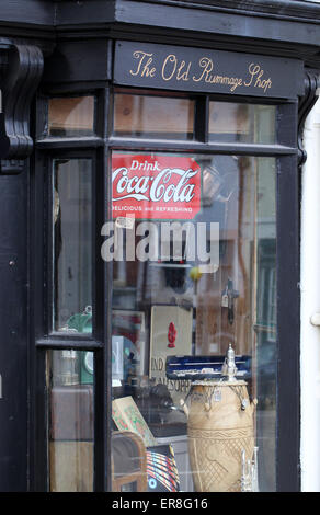 Spazzatura negozio nel Derbyshire città di Wirksworth Foto Stock