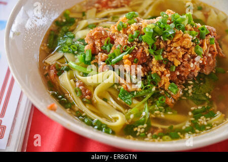 Tradizionale Giapponese del udon noodle soup con carne di maiale, uova  sode, i funghi e le cipolle verdi closeup in una ciotola sul tavolo  orizzontale Foto stock - Alamy