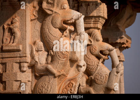 Yali pilastri a Vittala tempio di Hampi, Karnataka, India, Asia Foto Stock