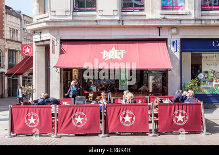 Le persone al di fuori seduta Pret a Manger, Nottingham, Inghilterra, Regno Unito Foto Stock