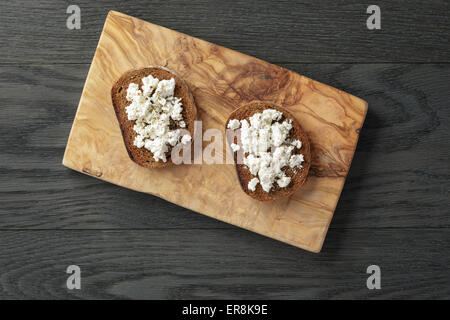 Sandwich di segale o bruschetta con ricotta e erbe da sopra Foto Stock