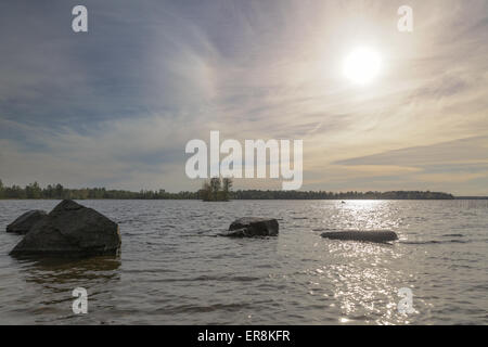 Serata primaverile sul lago vuoksa Foto Stock