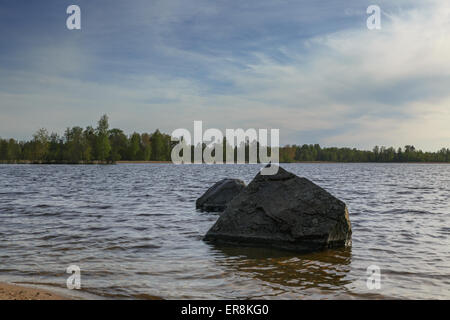 Serata primaverile sul lago vuoksa Foto Stock