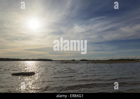 Serata primaverile sul lago vuoksa Foto Stock