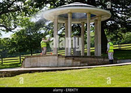 ABA Magna Carta un monumento a Runnymede essendo pulito e rinnovato Maggio 2015 in tempo per il Royal re-inaugurazione Giugno 2015 Foto Stock