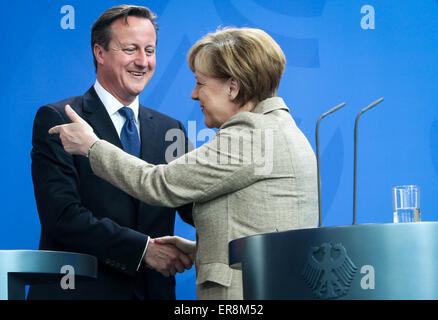 Berlino, Germania. 29 Maggio, 2015. Il cancelliere tedesco Angela Merkel (R) e del Primo Ministro britannico David Cameron di partecipare alla conferenza stampa dopo la riunione presso la cancelleria di Berlino, Germania, 29 maggio 2015. Credito: Zhang ventola/Xinhua/Alamy Live News Foto Stock