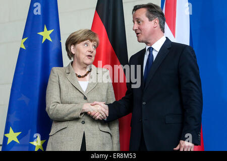 Berlino, Germania. 29 Maggio, 2015. Il cancelliere tedesco Angela Merkel (L) e del Primo Ministro britannico David Cameron di partecipare alla conferenza stampa dopo la riunione presso la cancelleria di Berlino, Germania, 29 maggio 2015. Credito: Zhang ventola/Xinhua/Alamy Live News Foto Stock