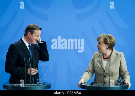 Berlino, Germania. 29 Maggio, 2015. Il cancelliere tedesco Angela Merkel (R) e del Primo Ministro britannico David Cameron di partecipare alla conferenza stampa dopo la riunione presso la cancelleria di Berlino, Germania, 29 maggio 2015. Credito: Zhang ventola/Xinhua/Alamy Live News Foto Stock