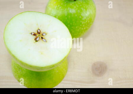 Apple in fette sottili pezzi su una tavola di legno Foto Stock