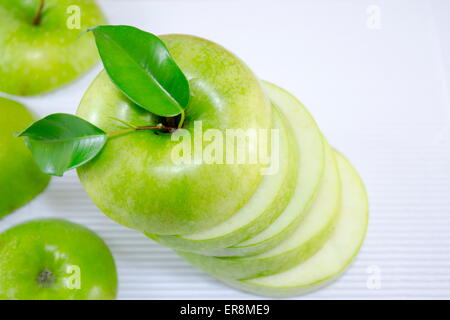 Apple in fette sottili pezzi su bianco Foto Stock