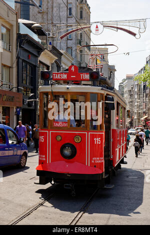 Antica tram vicino a Piazza Taksim, Istanbul, Turchia. Fornisce brevi passeggiate per i turisti attraverso la zona pedonale di Istanbul Foto Stock