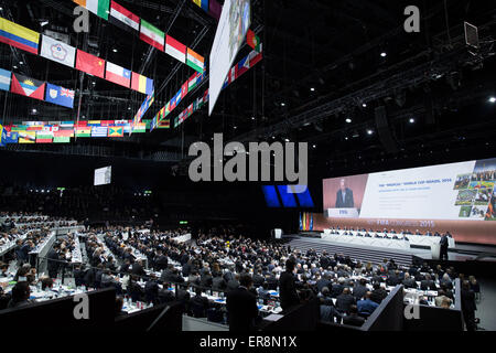 Zurigo, Svizzera. 29 Maggio, 2015. Michel d'Hooghe, presidente della FIFA COMMISSIONE MEDICA, risolve il sessantacinquesimo Congresso della FIFA a Zurigo, Svizzera, 29 maggio 2015. Credito: Xu Jinquan/Xinhua/Alamy Live News Foto Stock