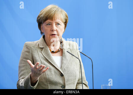 Berlino, Germania. 29 Maggio, 2015. Nel Regno Unito il Ministro Primer Cameroni, e il Cancelliere tedesco Angela Merkel durante una conferenza stampa congiunta presso la cancelleria tedesca a Berlino, in Germania il Maggio 29, 2015. / Immagine: ChancellorAngela tedesco Merkel parla a parte durante la conferenza stampa a Berlino. Credito: Reynaldo Chaib Paganelli/Alamy Live News Foto Stock