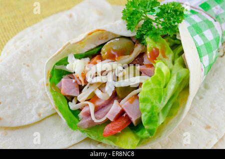 La tortilla in sandwich con verdure fresche e prosciutto Foto Stock