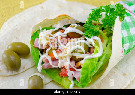 La tortilla in sandwich con verdure fresche e prosciutto Foto Stock