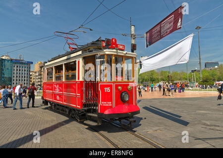 Antica tram in Piazza Taksim, Istanbul, Turchia Foto Stock