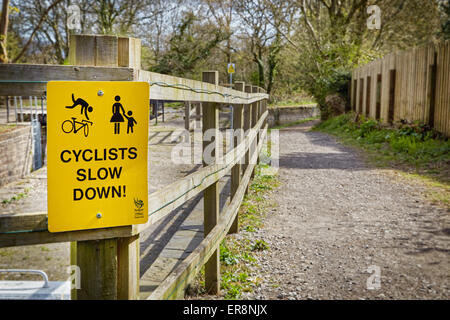 Un segnale di avvertimento per i ciclisti a lento in giù a 14 serrature, vicino a Newport in Brecon e Monmouthshire canal, South Wales, Regno Unito. Foto Stock