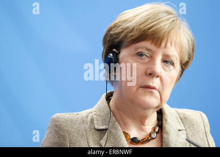 Berlino, Germania. 29 Maggio, 2015. Nel Regno Unito il Ministro Primer Cameroni, e il Cancelliere tedesco Angela Merkel durante una conferenza stampa congiunta presso la cancelleria tedesca a Berlino, in Germania il Maggio 29, 2015. / Immagine: ChancellorAngela tedesco Merkel parla a parte durante la conferenza stampa a Berlino. Credito: Reynaldo Chaib Paganelli/Alamy Live News Foto Stock