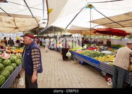 Il favoloso di frutta fresca e vegetali si spegne al Fethiyes, mercato settimanale, Turchia. Foto Stock