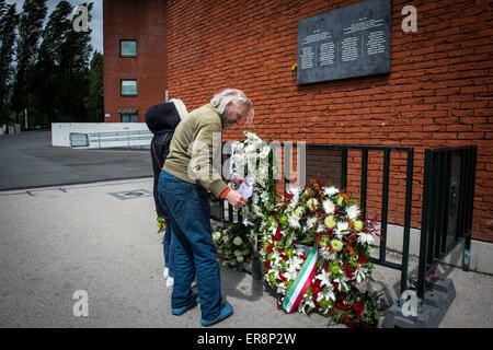 Bruxelles, BXL, Belgio. 29 Maggio, 2015. I visitatori di pagare il tributo presso il giorno del trentesimo anniversario della tragedia all'Heysel stadium, rinominato King Baudouin Stadium di Bruxelles in Belgio su 29.05.2015 l'Heysel disastro si è verificato prima dell'inizio del 1985 European Cup Final Liverpool - Juventus quando un muro crollò sotto la pressione di una fuga fan come risultato di disordini prima dell'inizio. 39 morti e 600 feriti. da Wiktor Dabkowski Credito: Wiktor Dabkowski/ZUMA filo/Alamy Live News Foto Stock