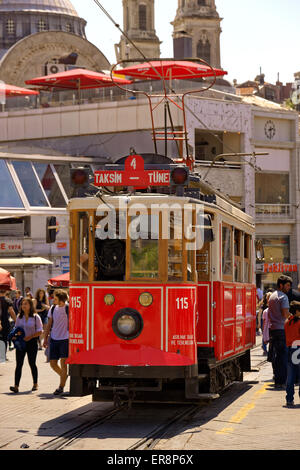 Antica tram vicino a Piazza Taksim, Istanbul, Turchia Foto Stock