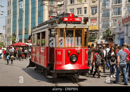 Antica tram vicino a Piazza Taksim, Istanbul, Turchia Foto Stock