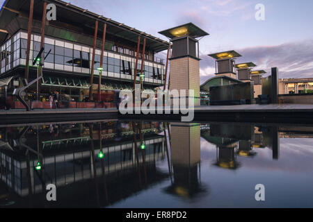 Bristol's Millennium Square riflessioni al tramonto, England Regno Unito Foto Stock