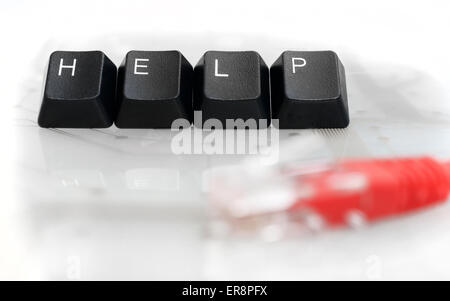 HELP - Nero quattro tasti della tastiera con il rosso del cavo di rete di colore bianco su sfondo di vetro Foto Stock