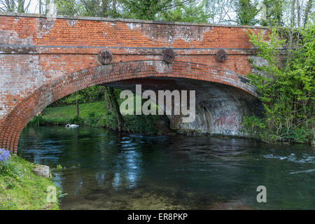 Ponte stradale accanto a Mayfly Riverside Pub, Fullerton, Stockbridge, Hampshire, Regno Unito. Foto Stock