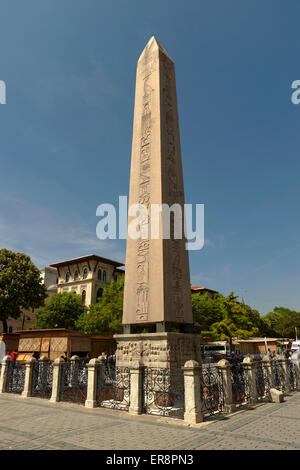 L'obelisco di Teodosio, antico obelisco egiziano del faraone Thutmosi III nell'Ippodromo, Sultanahmet, Istanbul, Turchia Foto Stock