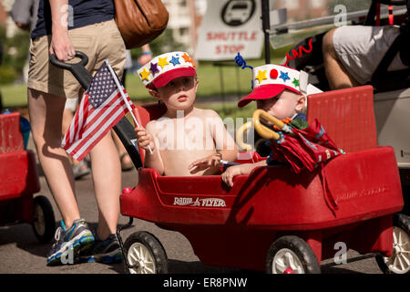 I residenti di Daniel isola celebrano il giorno di indipendenza il più presto possibile con una bicicletta e golf cart parade Luglio 3, 2013 in Charleston, Sc. Foto Stock