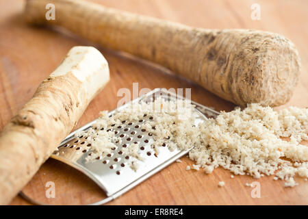 Rafano grattugiato root sul tavolo da cucina Foto Stock