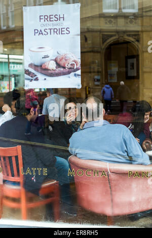 Per coloro che godono di un caffè in Cafe Nero in Salisbury Foto Stock