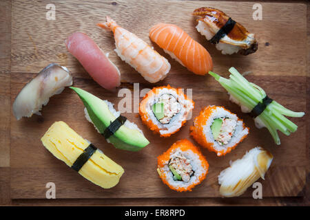 Angolo di alta vista di vari sushi sul bordo di taglio Foto Stock