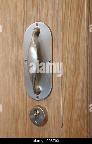 Una maniglia per porta anti-ligatura per una nuova ala di ospedale psichiatrico. Progettato appositamente per evitare che gli oggetti vengano agganciati o legati causando strangolamento Foto Stock