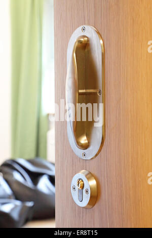 Una maniglia per porta anti-ligature in una nuova ala psichiatrica ospedaliera. Progettato appositamente per evitare che gli oggetti vengano agganciati o legati causando strangolamento Foto Stock