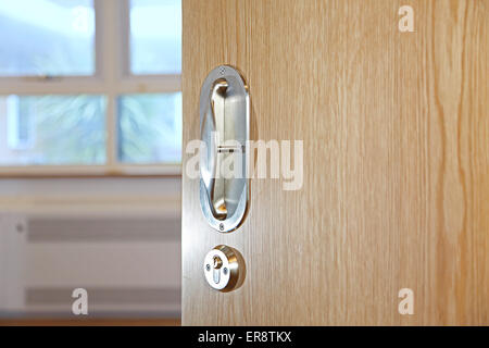 Una maniglia per porta anti-ligature in una nuova ala psichiatrica ospedaliera. Progettato appositamente per evitare che gli oggetti vengano agganciati o legati causando strangolamento Foto Stock