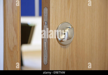 Una maniglia per porta anti-ligature in una nuova ala psichiatrica ospedaliera. Progettato appositamente per evitare che gli oggetti vengano agganciati o legati causando strangolamento Foto Stock